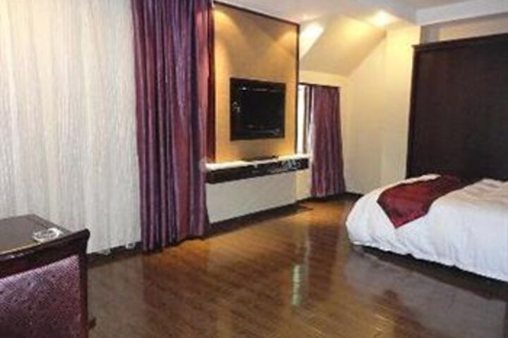 Room 9 of 15