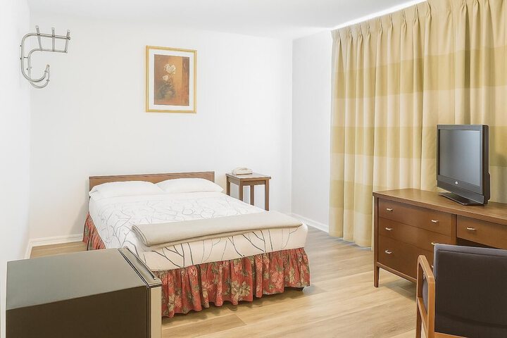 Room 8 of 12