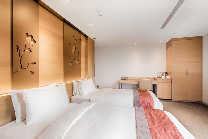 Room 33 of 105