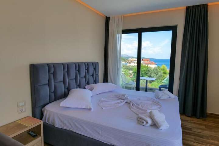 Room 52 of 107