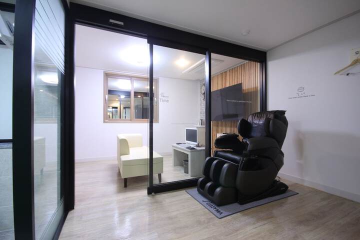 Room 2 of 100