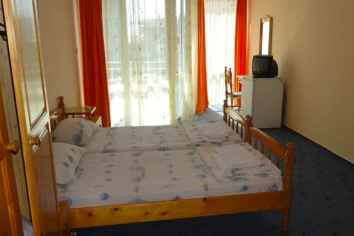 Room 5 of 9