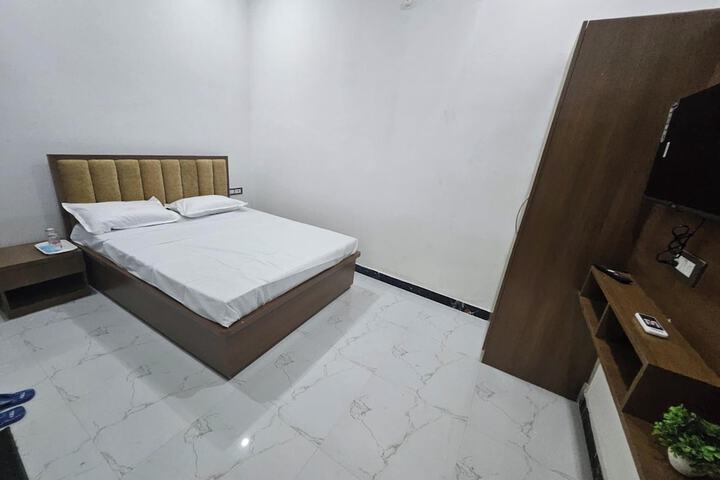 Room 4 of 17