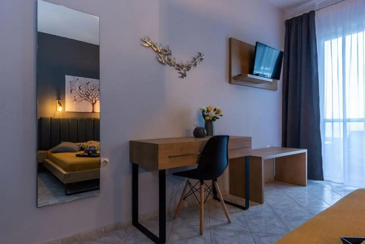 Room 4 of 16