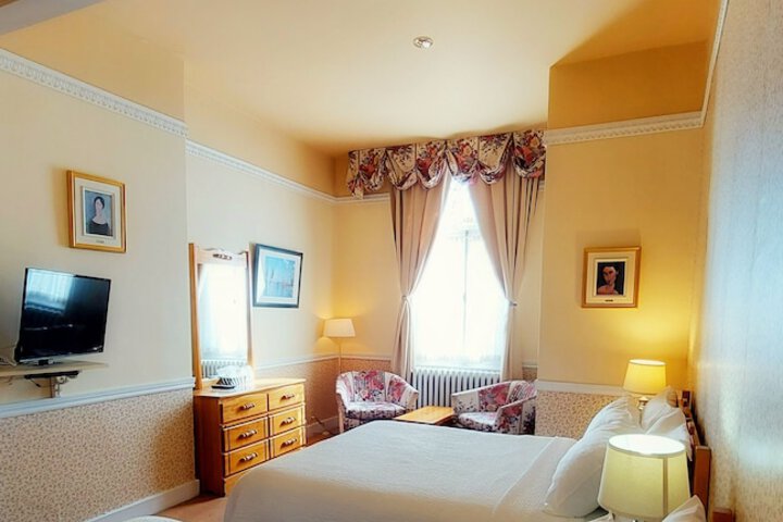 Room 4 of 125