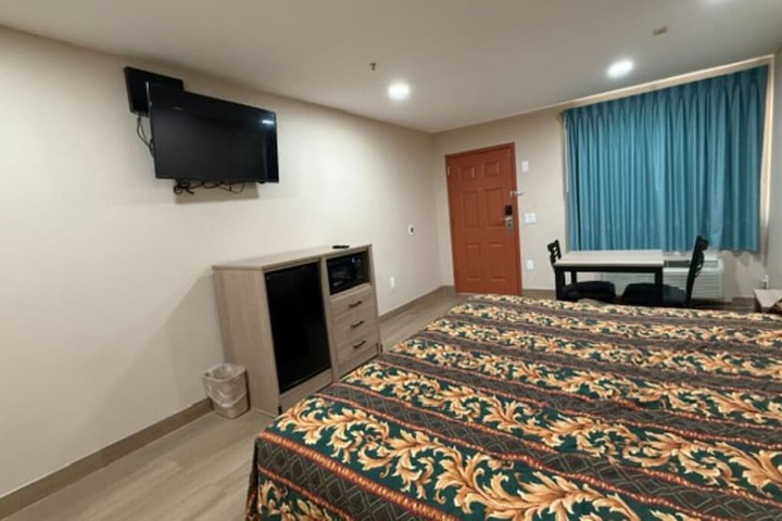 Room 4 of 16