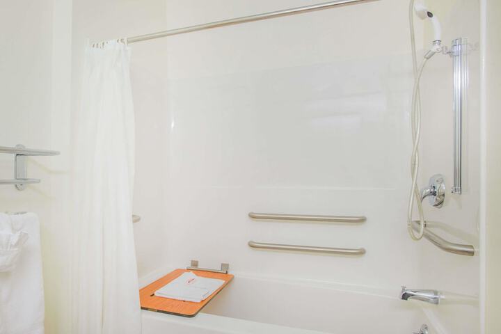 2 Queen Bed Mobility Hearing Accessible Room Roll in Shower (15 of 44)