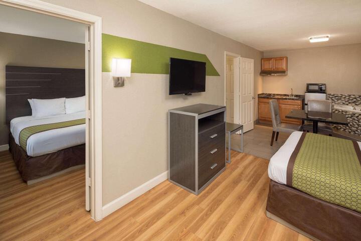 1 King Bed (2 of 17)