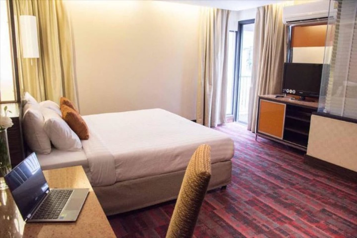 Room 6 of 28