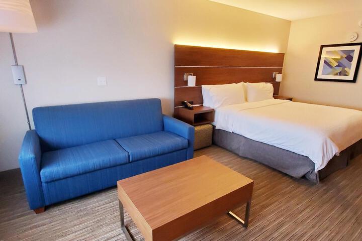 1 King Bed (4 of 22)