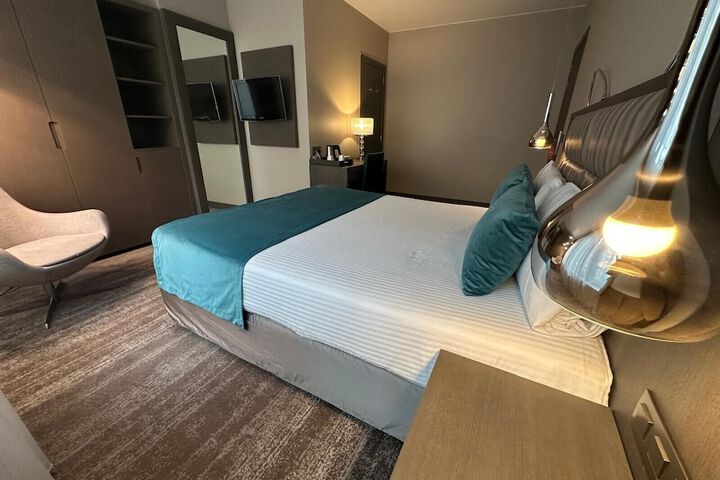Room 27 of 46