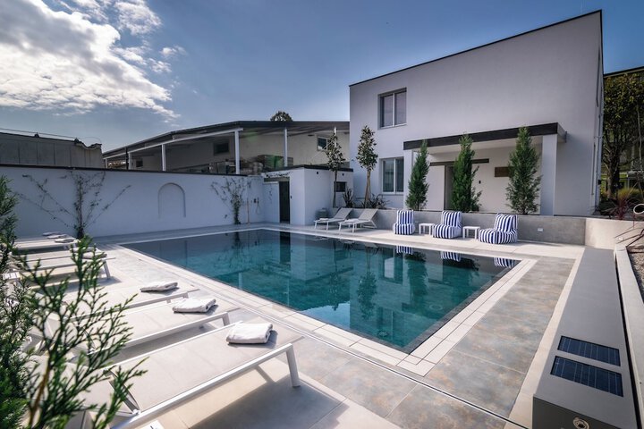 Pool 15 of 36