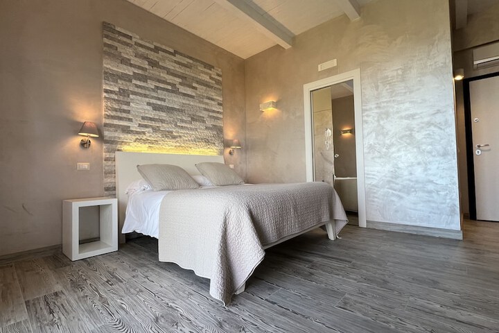 Room 43 of 183