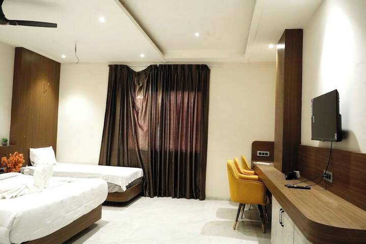 Room 7 of 32