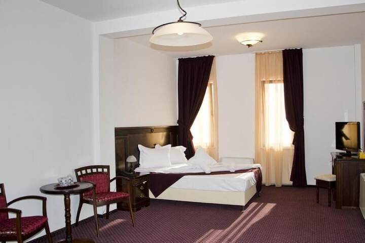 Room 10 of 33