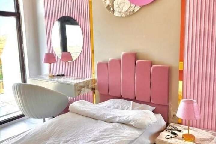 Room 8 of 33