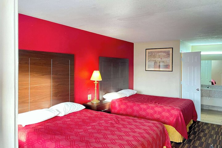 2 Queen Beds (10 of 13)