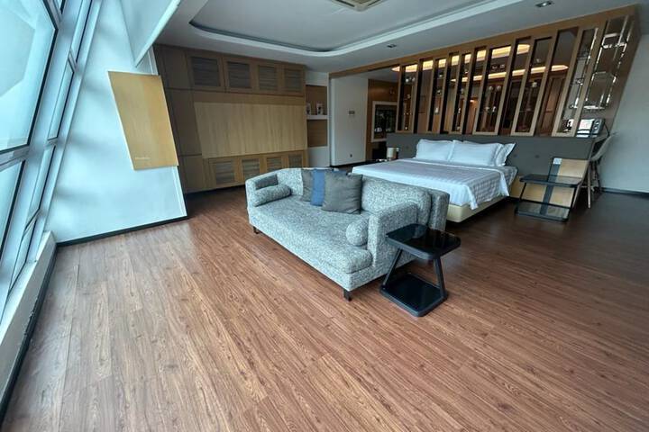 Room 4 of 80