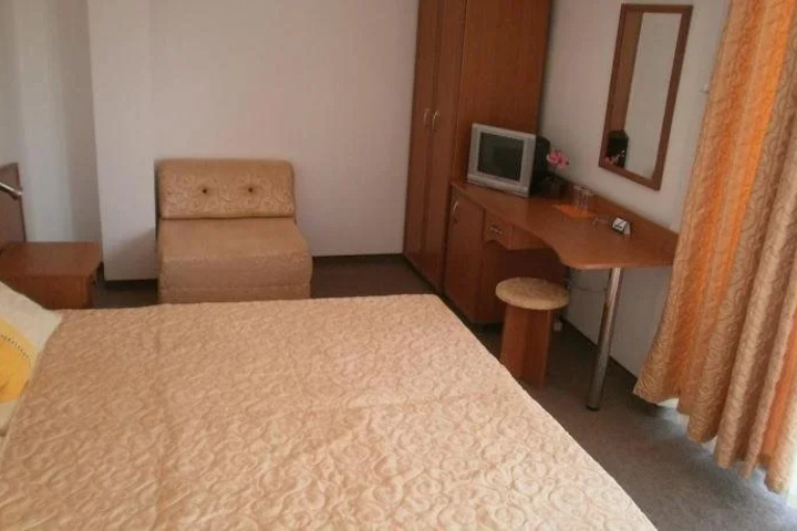 Room 4 of 13
