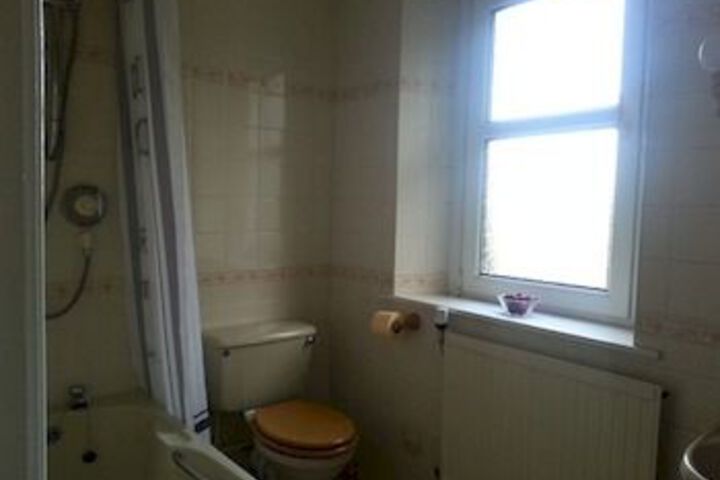 Room 4 of 8