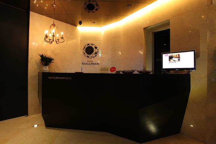 Check-in/check-out kiosk