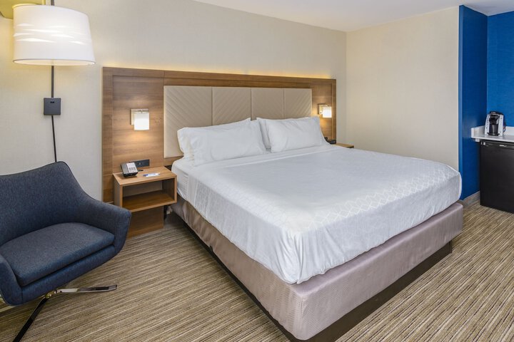 2 Queen Beds (11 of 12)
