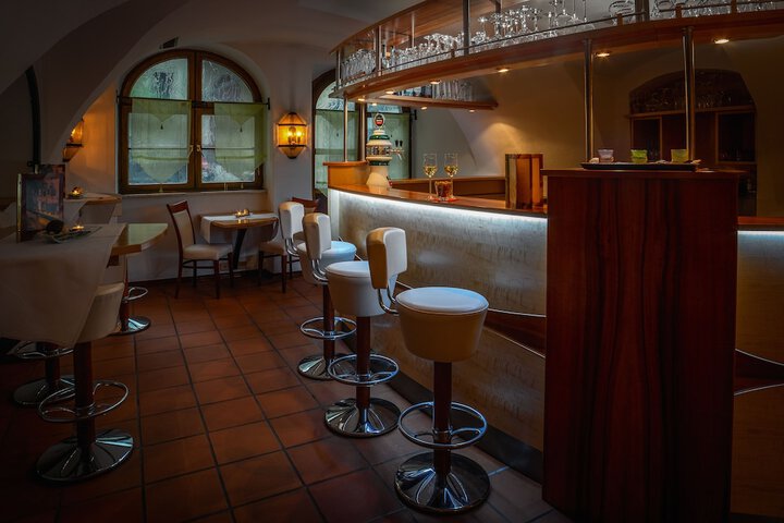 Lounge 28 of 36