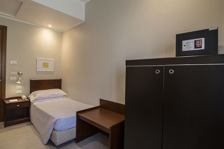 Room 6 of 32