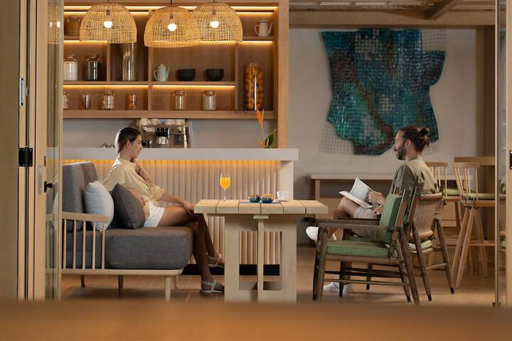 Lounge 158 of 205