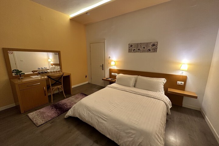 Room 10 of 32