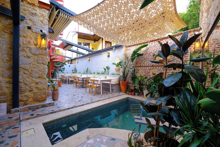 Hotel Exterior 76 of 80