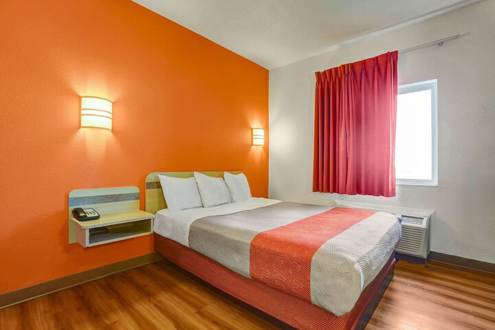 1 Queen Bed (13 of 13)