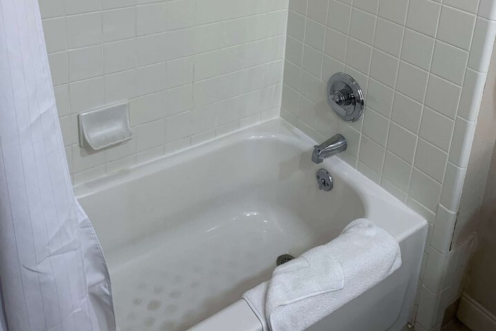 2 Queen Beds (2 of 8)