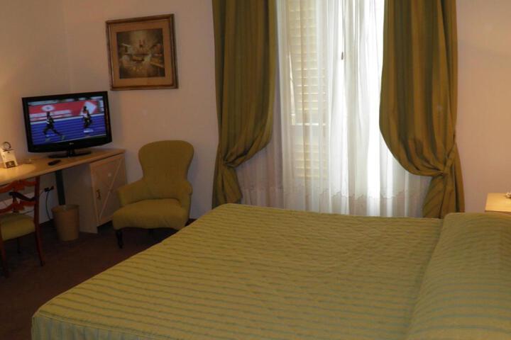 Room 37 of 127