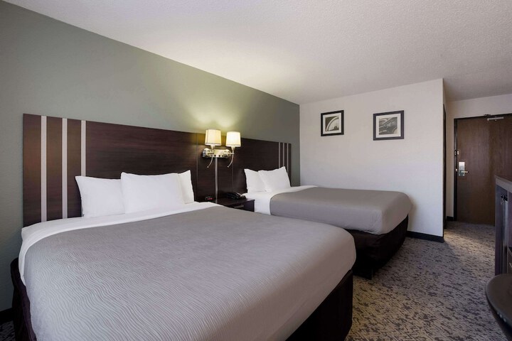 1 Queen Bed Accessible (12 of 13)
