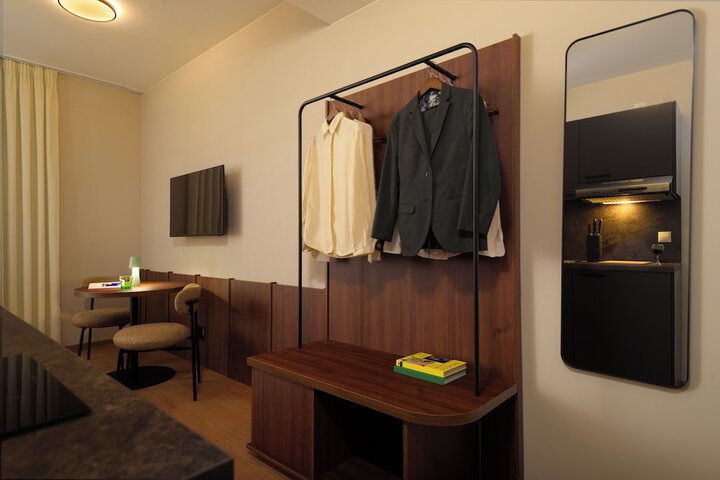 Room 4 of 40
