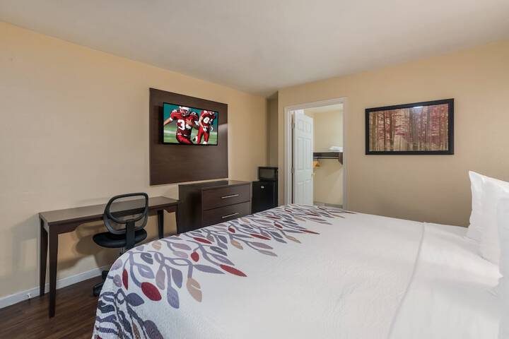 Deluxe King Bed Accessible (14 of 16)