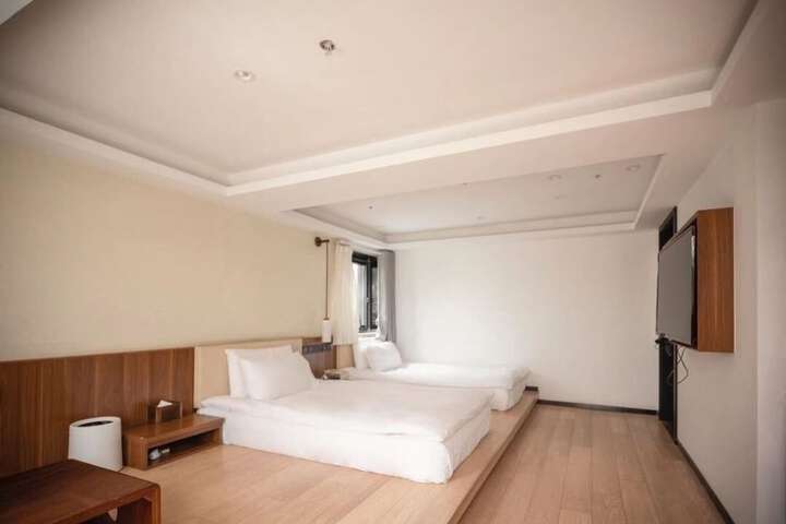 Room 11 of 32