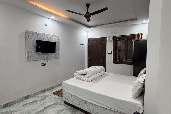 Room 2 of 8
