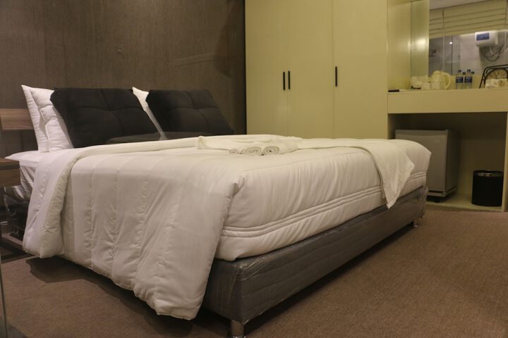 Room 10 of 16