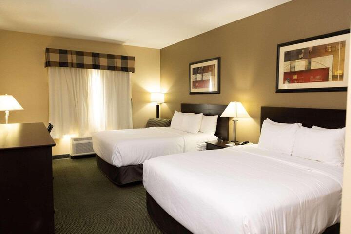 2 Queen Beds (3 of 6)