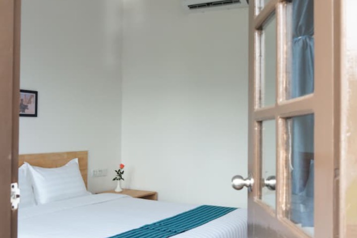 Room 9 of 33