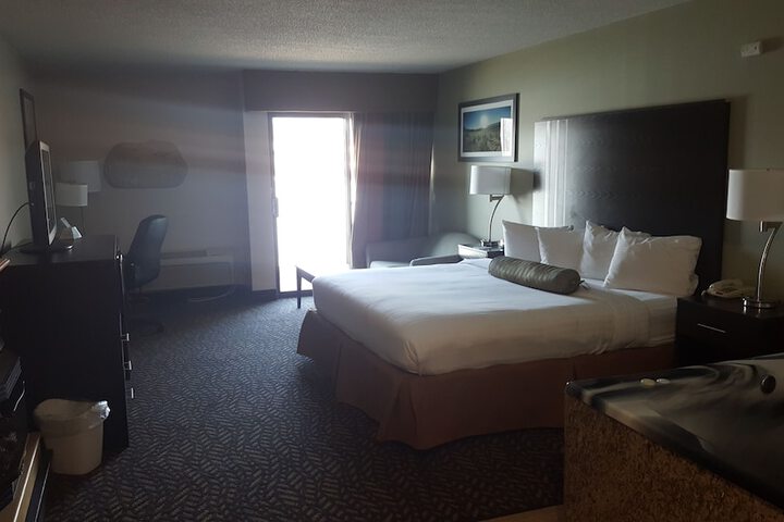 1 King Bed Microwave and Refrigerator WiFi Full Breakfast (6 of 15)