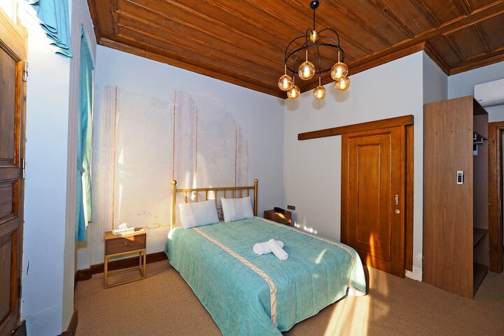 Room 5 of 18