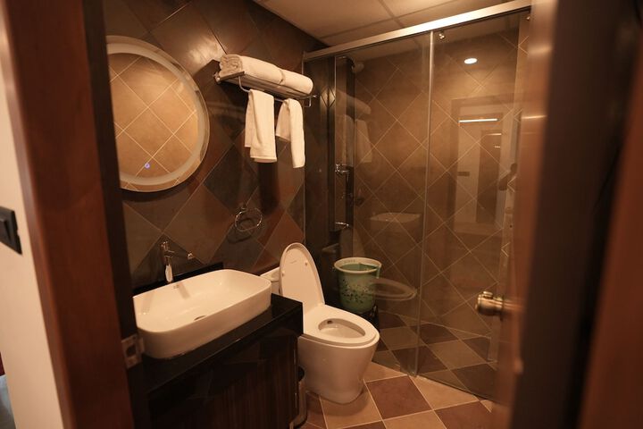 Room 32 of 37