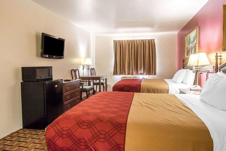 1 Queen Bed (6 of 11)
