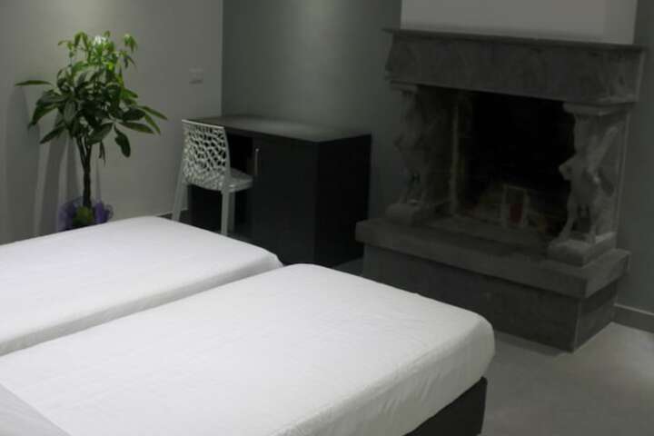 Room 3 of 20