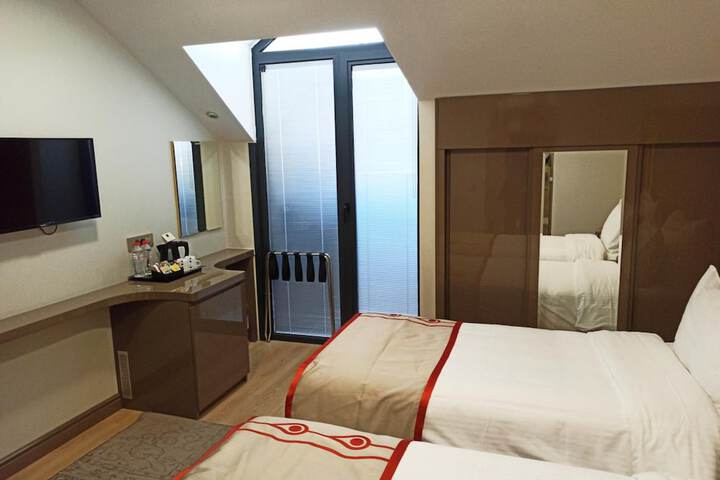 Room 7 of 40