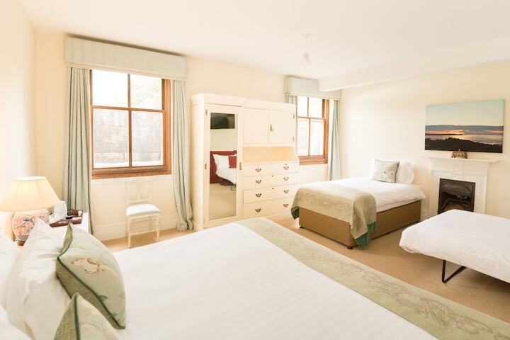 Room 160 of 373