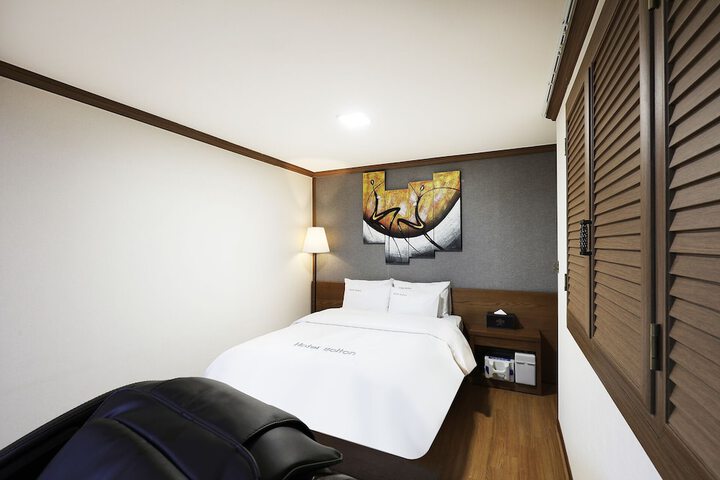 Room 33 of 90